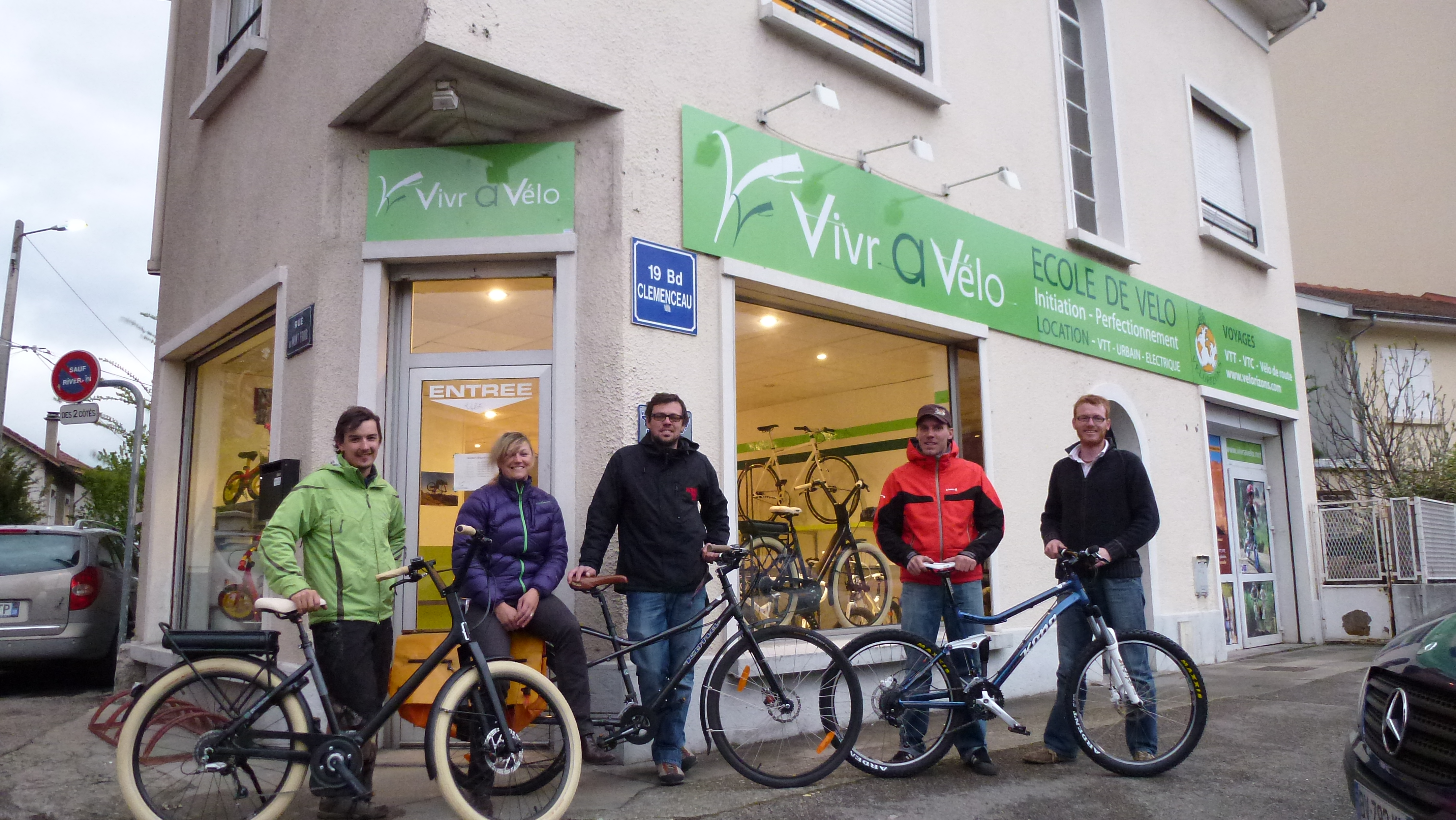 Les associés de la NATURA Vélo (de g. à d. : Antoine, Magali, David, Vincent et Bertrand) en 2012 devant Vivra Vélo à Grenoble.